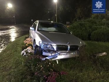В центре Ужгорода водитель "BMW" устроил себе серьезные проблемы 