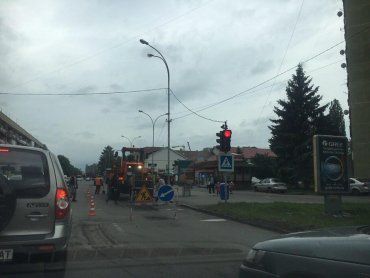 "Обрізані" дороги в Ужгороді створили автомобільний колапс