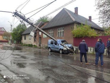 В Закарпатье иномарка на огромной скорости врезалась в электростолб
