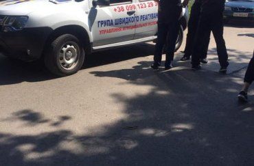 В центре Мукачево напали на женщину-муниципала