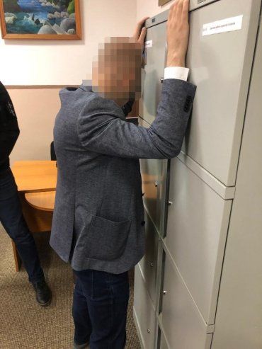 Прокуратура Закарпаття затримали доцента УжНУ при отриманні 4500 грн неправомірної вигоди