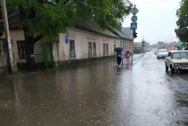 Місто на Закарпатті після нічних дощів "плаває"