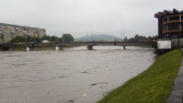Мукачево. Річка Латориця розливається й загрожує затопити місто