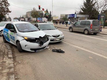 В центре Ужгорода ДТП: Автомобиль популярного такси сильно пострадал