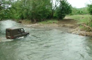 В Закарпатье жители, чтобы попасть на другой берег, "переплывают" реку нетрадиционным способом 