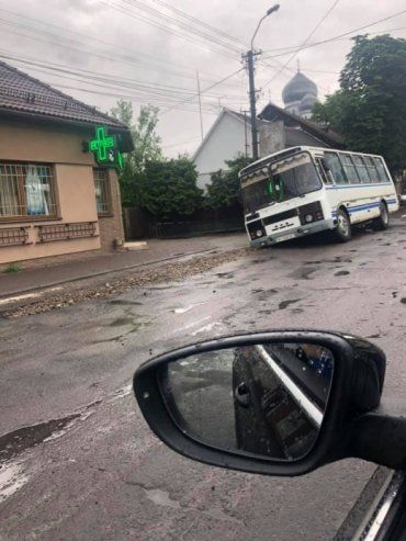 У містах Закарпаття автобуси з пасажирами провалюють у "пекельні підземелля"