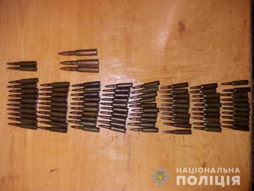 Поліція Закарпаття знайшла зброю та боєприпаси, провівши обшуки вдома у трьох краян