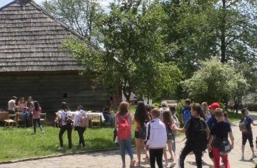"Шалені" діти у Старому селі біля Ужгородського замку