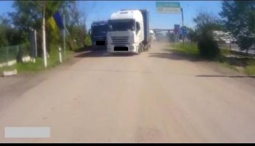Керманич вантажівки на кордоні Закарпаття з Румунією вимагав пропустити його поза чергою