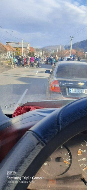 ДТП в Закарпатье: Место происшествия окружила почти сотня ромов