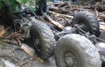 Закарпаття: Встановлено особи 5-х загиблих при падінні в річку вантажівки внаслідок негоди