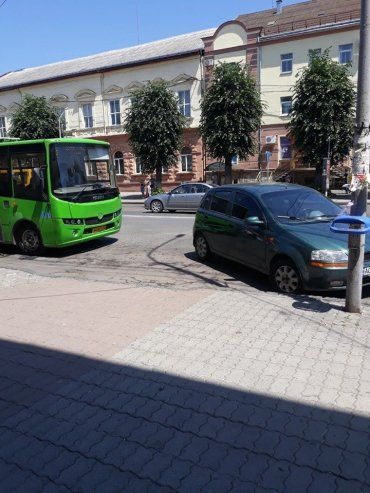 Закарпаття. У Мукачево п'ятеро водіїв сплатять штраф за паркування на місці автобусної зупинки
