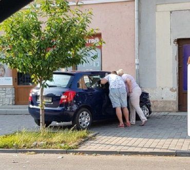 В Ужгороді після зіткнення один з автомобілів "винесло" на пішохідну доріжку