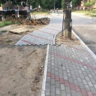 "Це Ужгород, дєтка"! Як по-дебільному роблять ремонт тротуару на вулиці Собранецькій