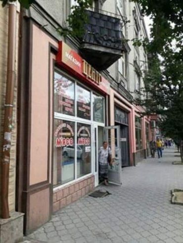 Столиця Закарпаття оскандалилася: у центрі міста є магазин із жахливим запахом трупного м’яса