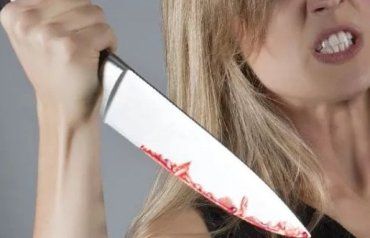 Правоохоронці Закарпаття оголосили про підозру жінці, яка вдарила чоловіка ножем