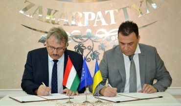Закарпаття - Угорщина: Михайло Рівіс і Терек Дежев підписали програму співпраці між областями