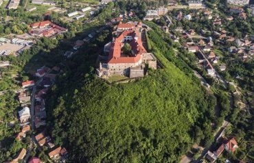 Диво-світлина замку в Мукачево високо з небес