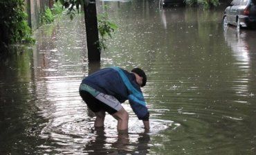 Ужгород: затоплена вулиця Собранецька — на совісті фірми КБК