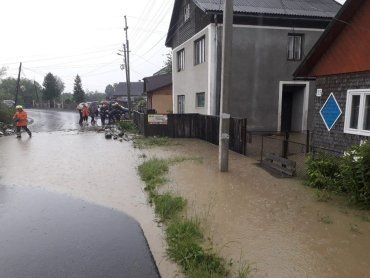 Водна стихія нанесла потужний удар по містечку в горах Закарпаття