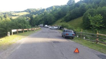 Поліція розслідує лобове зіткнення 2-х легковиків у горах Закарпаття