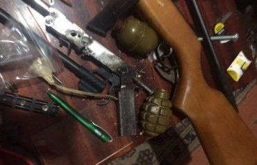 Поліція Закарпаття знайшла склад різноманітної зброї з боєприпасами у домівці краянина