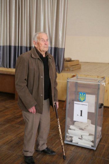 На виборчу дільницю у столиці Закарпаття завітав 101-річний Микола Деревляник, щоб виконати свій конституційний обов’язок
