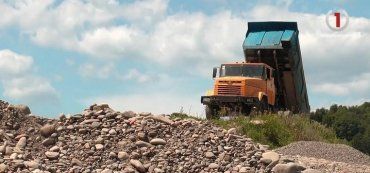 Річки у горах Закарпаття помалу залишаються без каміння — його просто вивозять вантажівками