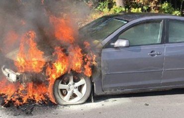 Під час руху загорілася автівка BMW на трасі в Закарпатті