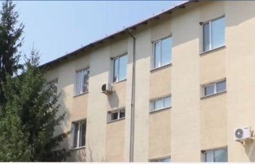 В Ужгороді 73-річний пацієнт онкодиспансеру випав (?) з вікна четвертого поверху