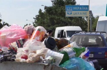 Гостей із Євросоюзу Ужгород вже на кордоні "вітає" горами непотребу