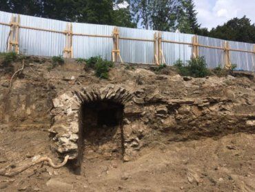 Будівельники Ужгорода розкопали загадкові підземні лабіринти
