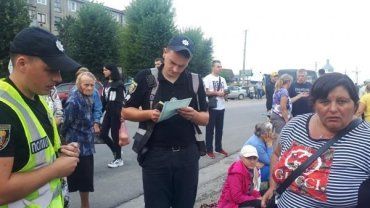 Жінка, хоч і прописана на теренах Закарпаття, жебракує разом із "дітьми" на Тернопільщині