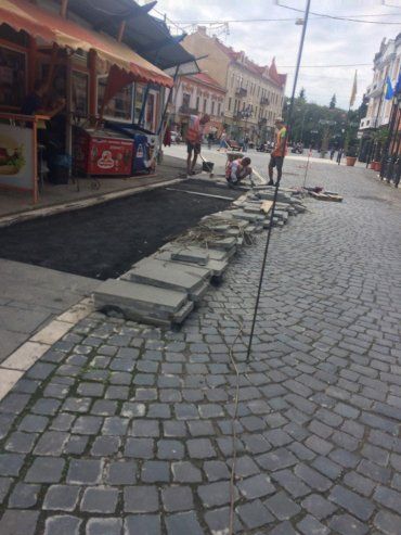 Користувачі соцмереж в Ужгороді жартують: головні роботи на площі Петефі "планують розпочати зимою"