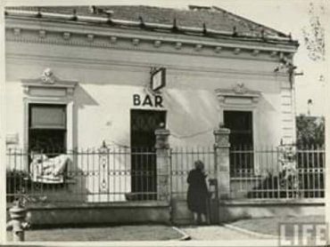 Будинок зліва від нинішнього Генкосульства Угорщини на Православній набережній в Ужгороді — 1930-і роки