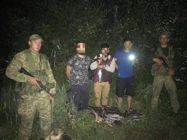 Стражі кордону Закарпаття затримали трьох іракців, які прагнули пішком потрапити до Угорщини