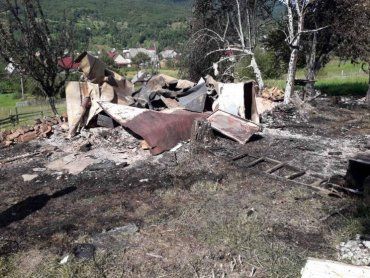 У горах Закарпаття через складнощі рельєфу рятувальники не змогли загасити палаючий будинок
