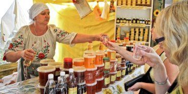 Гості фесту в столиці Закарпаття обирають собі мед до смаку і по гаманцю