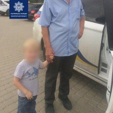 Малолітній хлопчик гуляв центром Ужгорода з "дідиком" і загубився