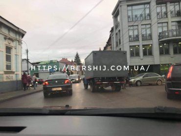 В самом центре Ужгорода пробки из-за ДТП