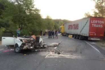 Резонансная авария на трассе "Чоп-Киев" - части двух автомобилей летели во все стороны
