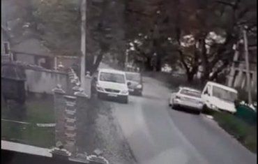 Неймовірний політ автівки з дороги у кювет зафільмували на Закарпатті