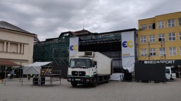 В Ужгороде на площади Театральной монтируют сцену для Порошенко 