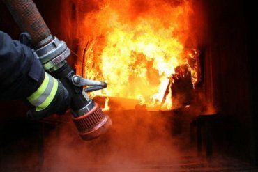Вночі в Ужгороді підпалили будинок претендентки на на посаду головного лікаря пологового будинку — обгорів її чоловік