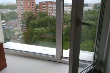 Жах! В Ужгороді дитина здійснила політ із балкону багатоповерхівки на землю — маля в реанімації