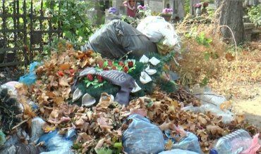УЖгород. Комунальники "чепуритимуть" міські кладовища до і після 1 листопада — Дня пам’яті померлих