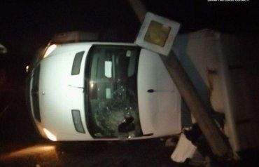 У Мукачево керманич вантажівки не обрав безпечної швидкості та врізався відразу в дві перешкоди