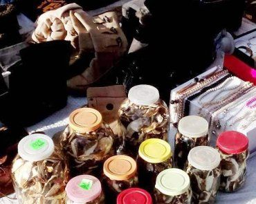Ужгород. На ринку в столиці Закарпаття можна купити сушені гриби, шипшину та сушениці