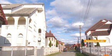 Закарпаття. Село на Тячівщині вражає неймовірними палацами