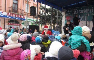 Закарпаття: У Берегові проходить щорічна різдвяна акція "Взуттєва коробка"
